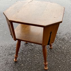 Colonial Furniture by Baumritter / Ethan Allen End Table With Removable Legs 