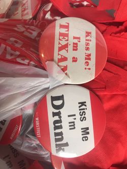 Kiss me pin buttons