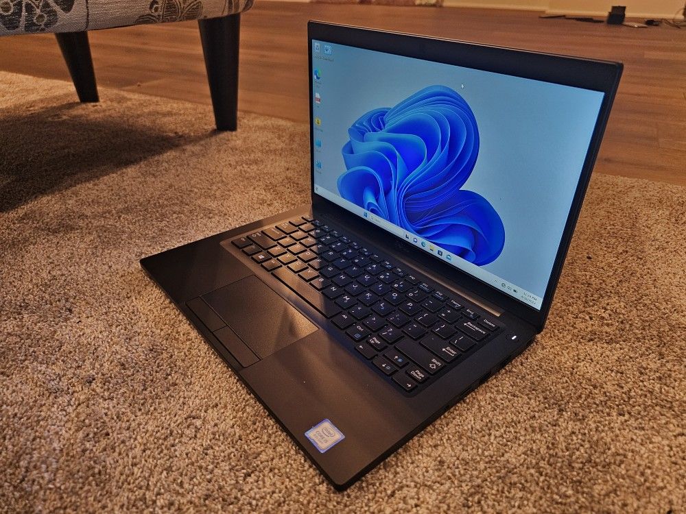 Dell Touchscreen Laptop. Windows 11 Pro. 8th Gen i5. Webcam.256GB SSD