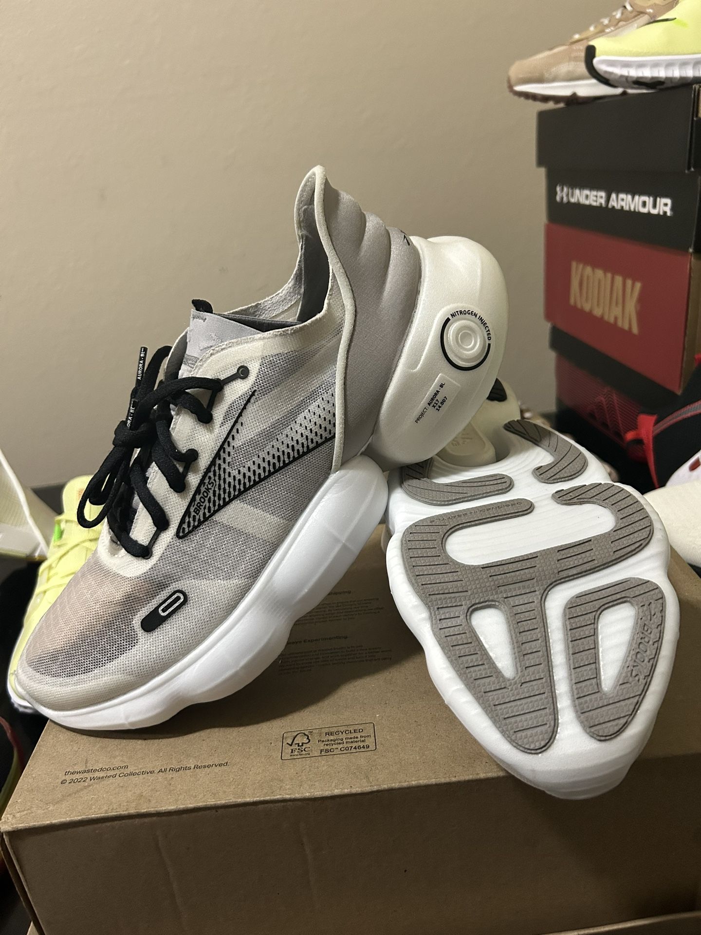 Brooks Women's Aurora-BL X17 'White/Black' Size: 12 (MEDIUM) Like New