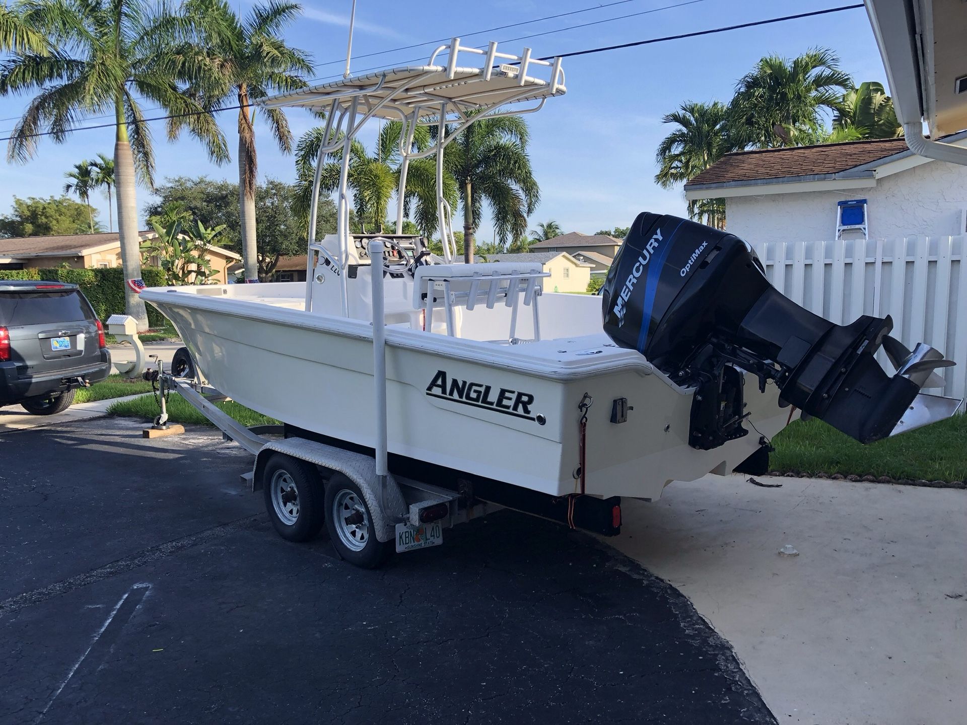 Angler Grande Bay boat center console 22 ft for Sale in Fort Lauderdale
