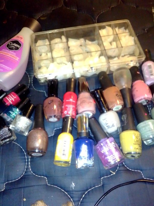 Nail Polish & Lots Of Fake Nails 