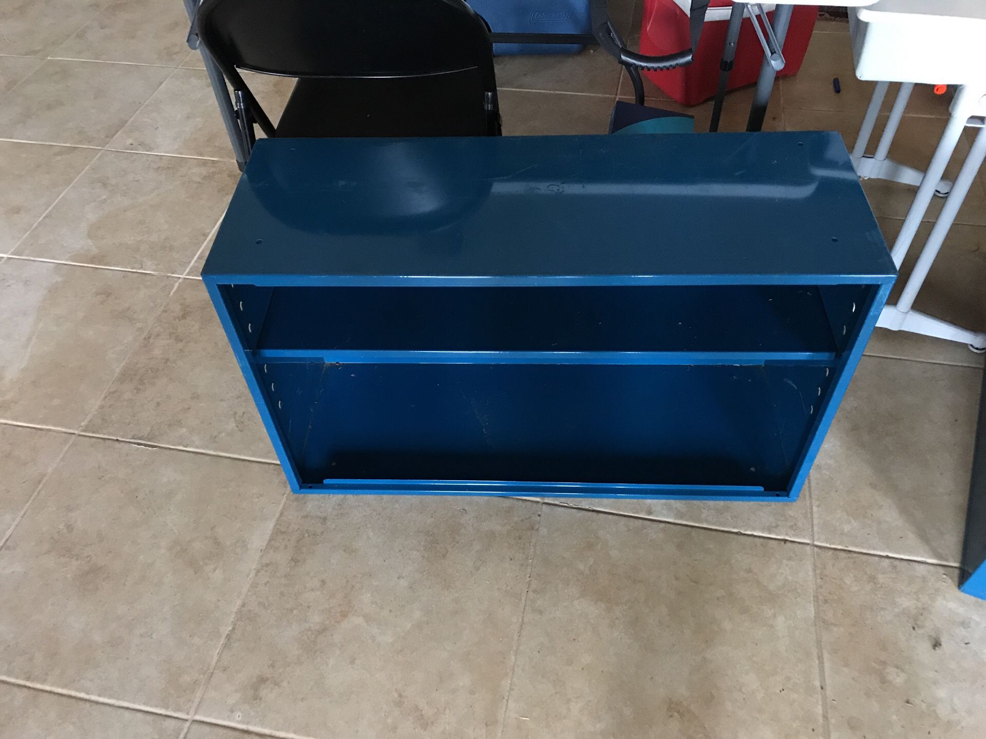 Metal cabinet with adjustable shelf