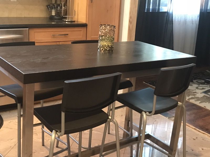 Black table with 4 bar stools
