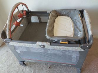 Graco Pack N Play portable crib w. Bassinet/changing station