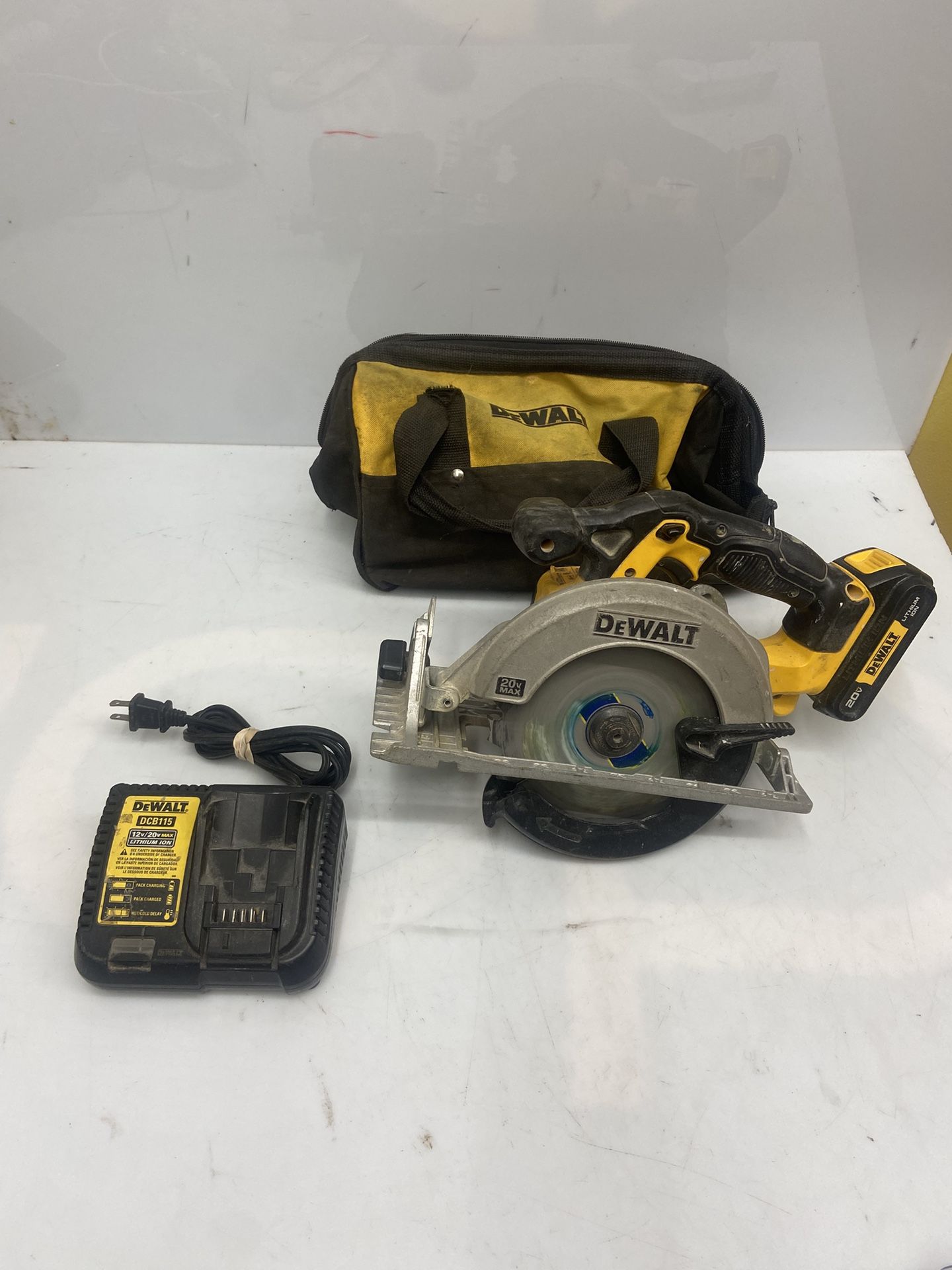 DeWalt 20V MAX 6-1/2 in. Cordless Brushed Circular Saw Kit (Battery & Charger)