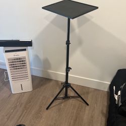 ADJUSTABLE PROJECTOR STAND