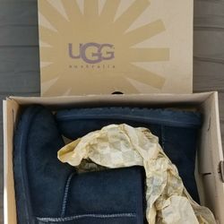 Black UGGS size 4 