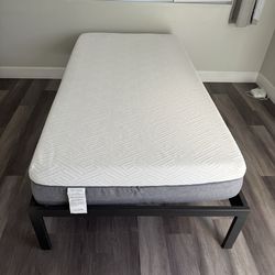 Restoration Hardware Modern Platform Bed + Memory Foam Mattress – Like New