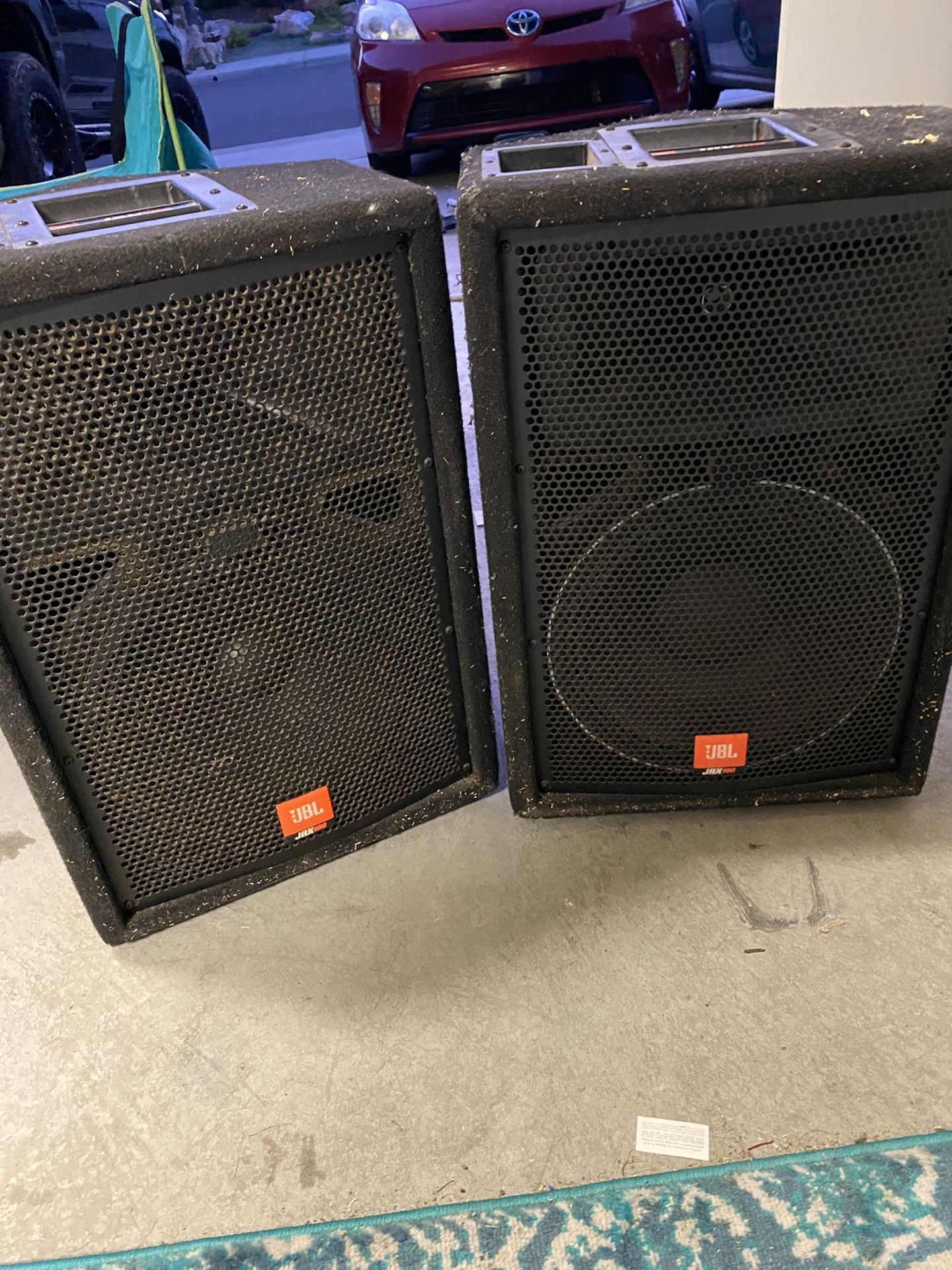 2 JBL JRX 100 speakers