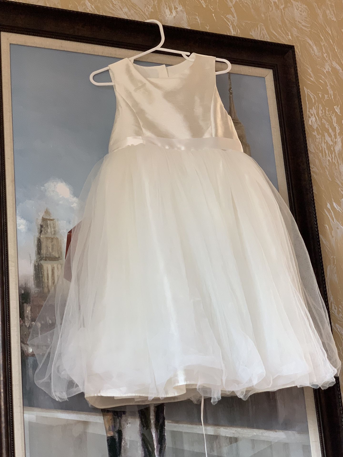 Beautiful flower girl dress ! Size 6!My daughter worn it one time on wedding! Excellent condition!