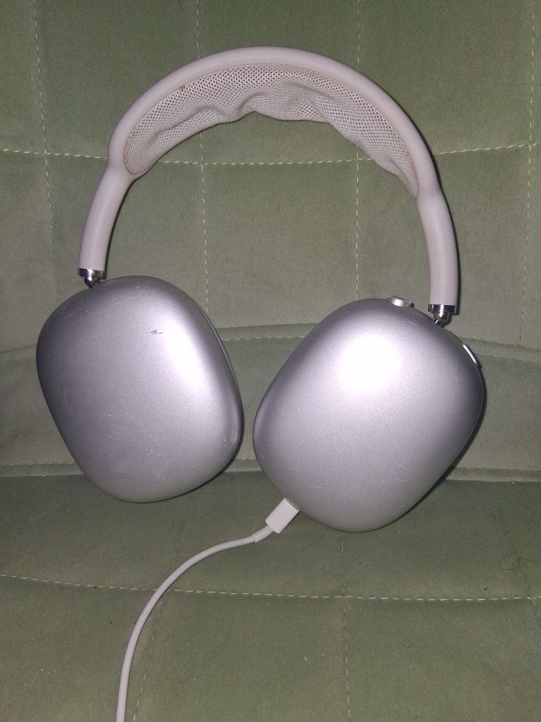 Apple AirPods Max – Great Condition (Minor Scratches)