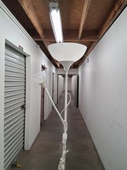 Floor lamp with bulbs pickup 2-8:30 pm rainbow/charleston cash only read description