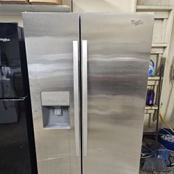 WHIRLPOOL STAINLESS STEEL REFRIGERATOR ITS DOESN'T MAKE ICE AND WATER  DELIVERY AVAILABLE FOR EXTRA FEE 
