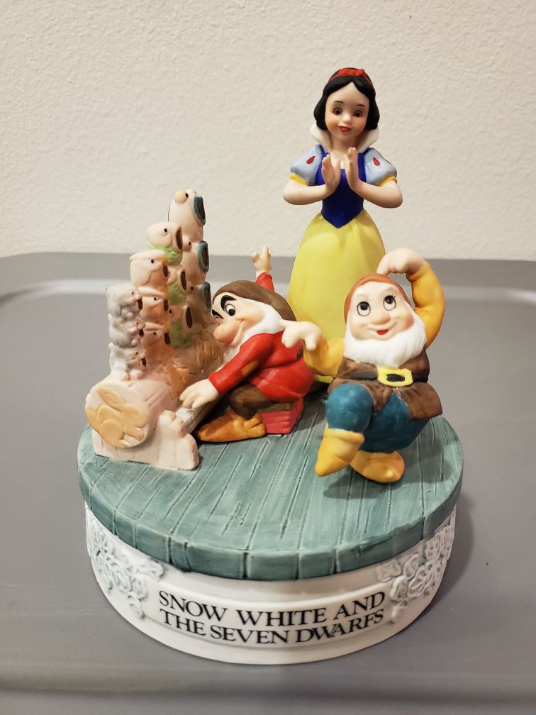 Disney Snow White & The Seven Dwarfs Spinning music box collectible statue