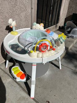 Baby standing chair