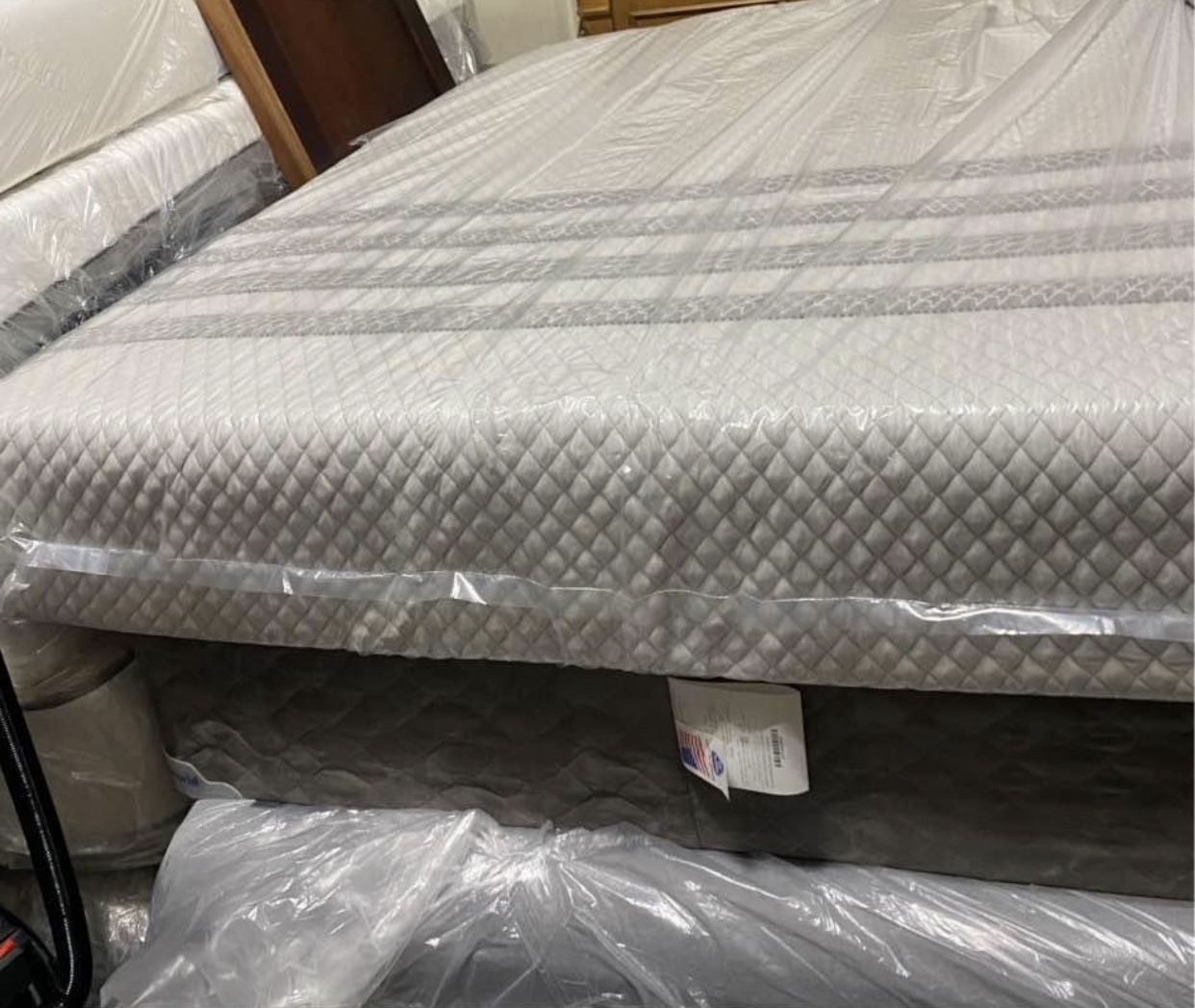 Brand New Queen Size 11.5” Leesa Sapira Hybrid Mattress!!