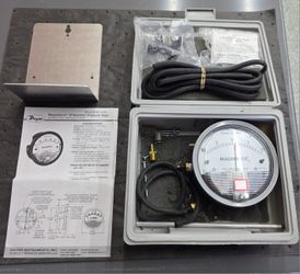 Dwyer Magnehelic Differential Pressure Gauge
