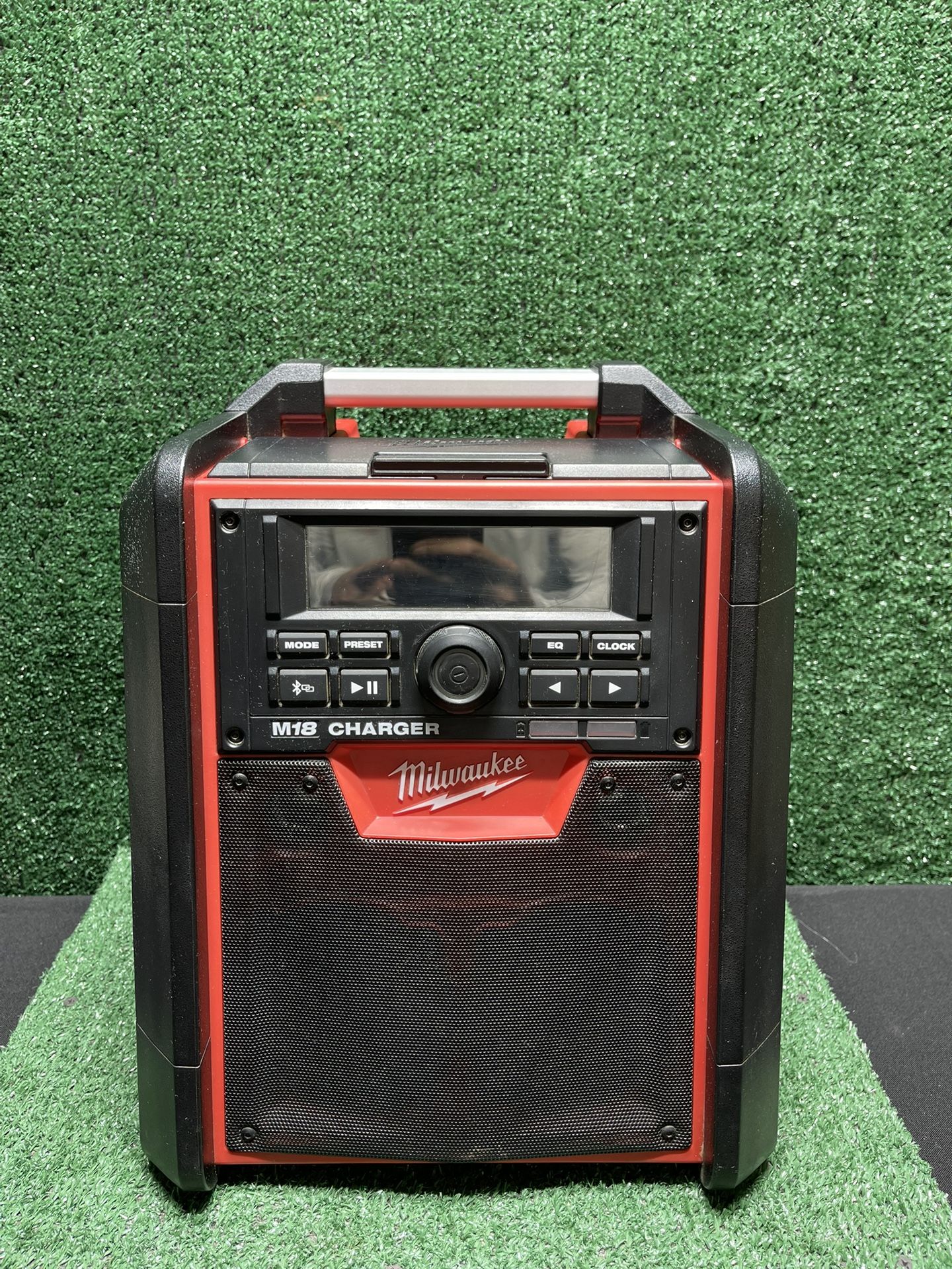 Milwaukee 2792-20 M18 18v Jobsite Bluetooth Radio/ Charger. 