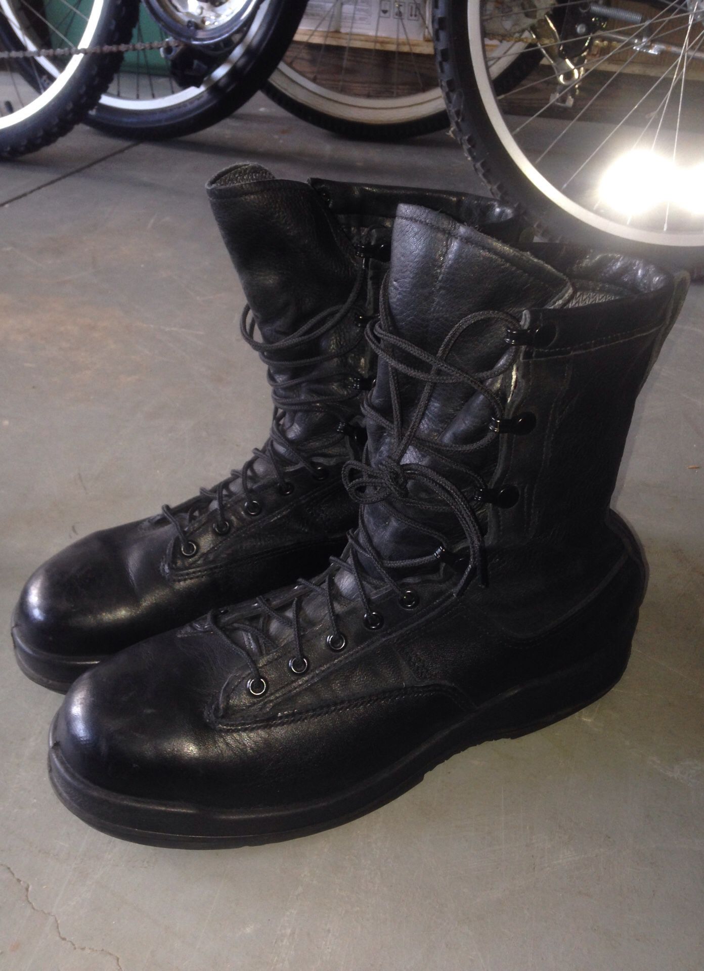 Steel toe working boots