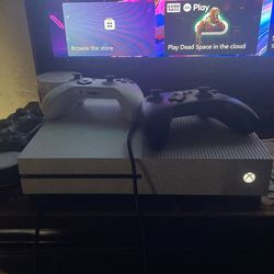 Xbox One S.    2 Controllers 