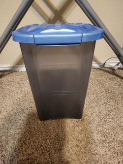 Pet food container airtight