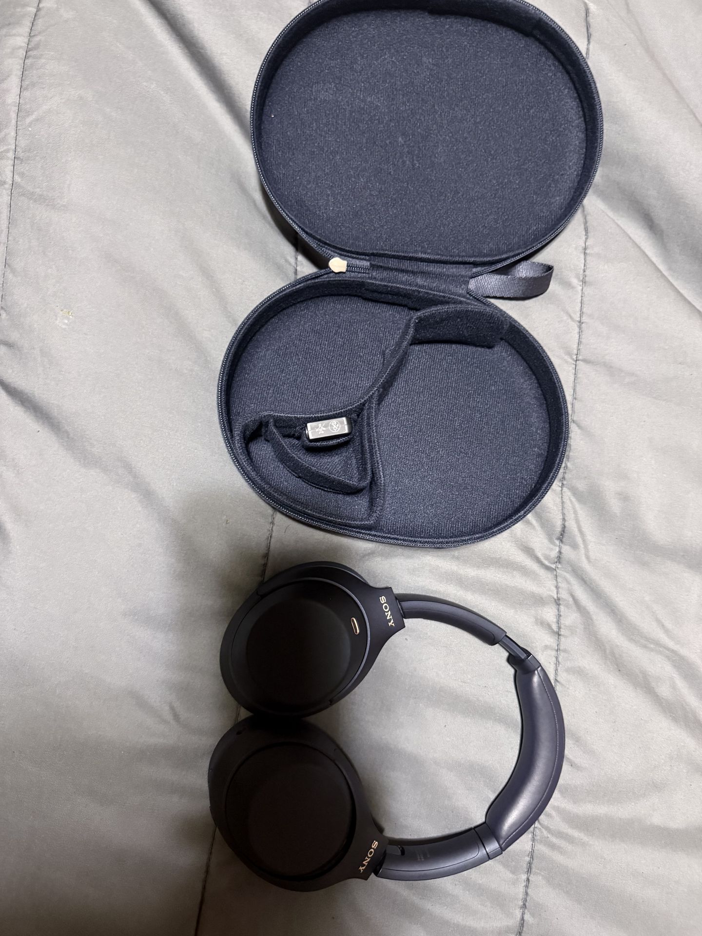 Sony WH-1000XM4 Noise Cancelling Headphones – Excellent Condition