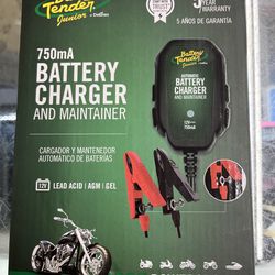 Battery Tender Junior 12V - 750mA Battery Charger and Maintainer - 021-0123