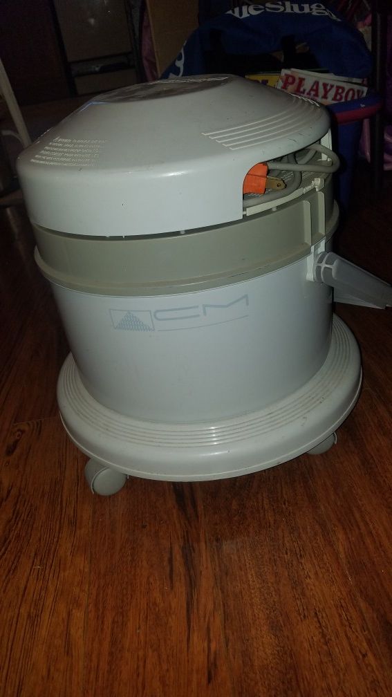 Bissel wet/dry shop vac/upholstery cleaner for Sale in Wadsworth, OH