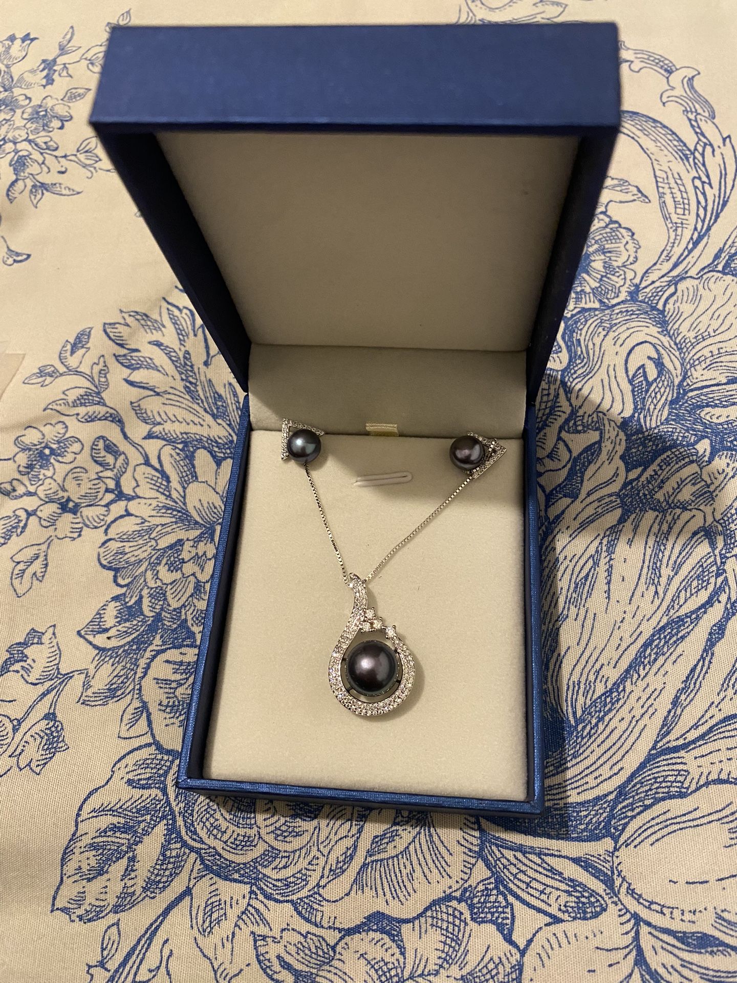 YAMI Pearl Necklace and Earring