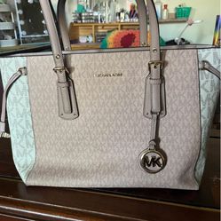 Micheal’s Kors Authentic Shoulder Bag With Matching Wallet