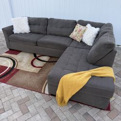 2- Piece sectional sofa in perfect condition. Delivery available for an additional cost. Dimensiones: 115x88. Gray color. Very comfortable. Price $250