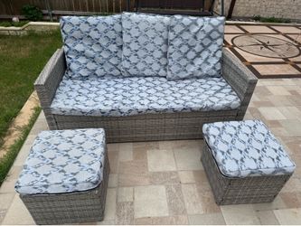 Luxury patio set, 5 Seat with 2 Ottoman & Coffee Table