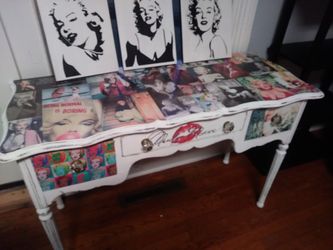Marilyn Monroe vanity desk