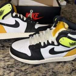 Jordan Air Jordan 1 Retro High OG GS White Black Yellow Leather Sneaker 4Y