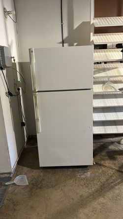GE White Top-Freezer Refrigerator