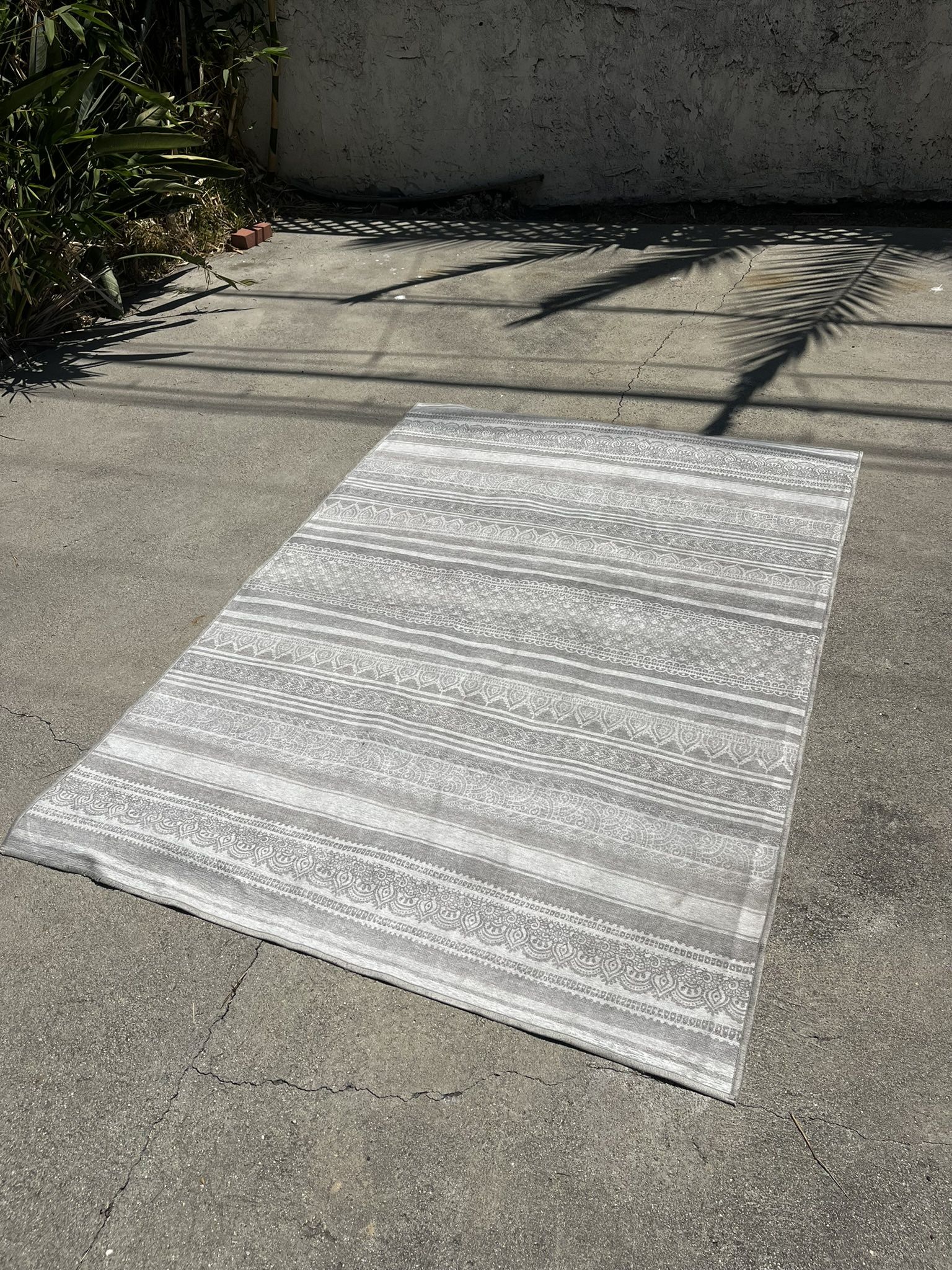 5x7 Gray + White Striped Ruggable rug w/ black grip mat pad