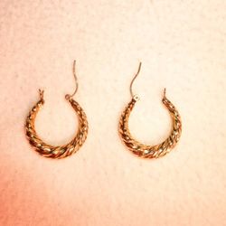 14K GOLD Earrings. REAL GOLD. Hoop Earring. Fine Jewelry. 14 KARAT Ribbed Wavy Hoops