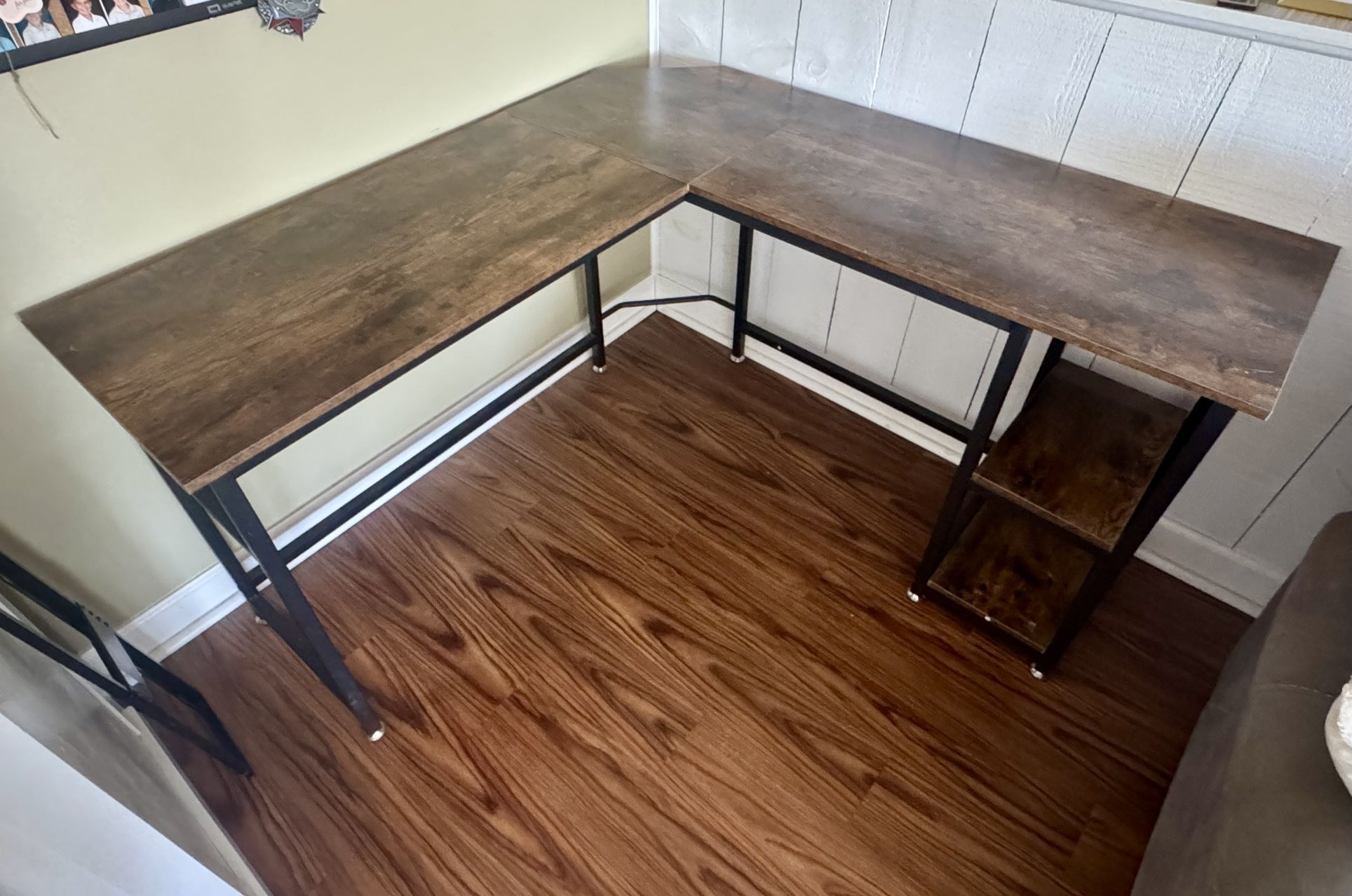 Computer desk —Like new!