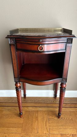 Bombay Company Side Table / Nightstand
