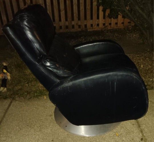 Black Leather Reclining Chair And It Spins