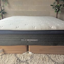 Helix Midnight Luxe King Mattress and Boxspring Set 