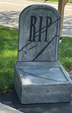 Animatronic voice activated tombstone