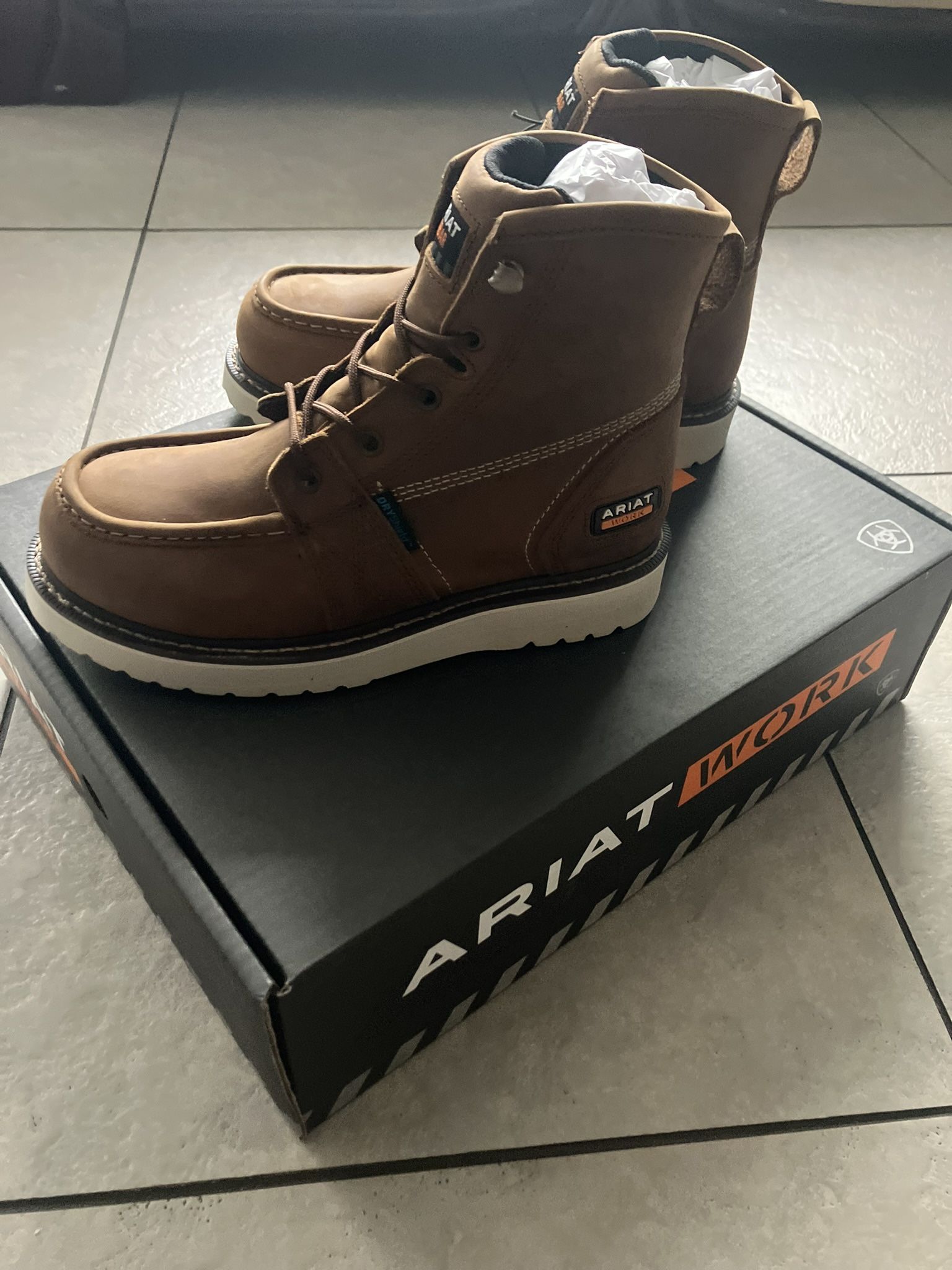 ARIAT WORK BOOTS 6.5. EE WIDE