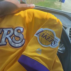 Authentic Lakers Warm Up Jersey for Sale in Portsmouth, VA - OfferUp