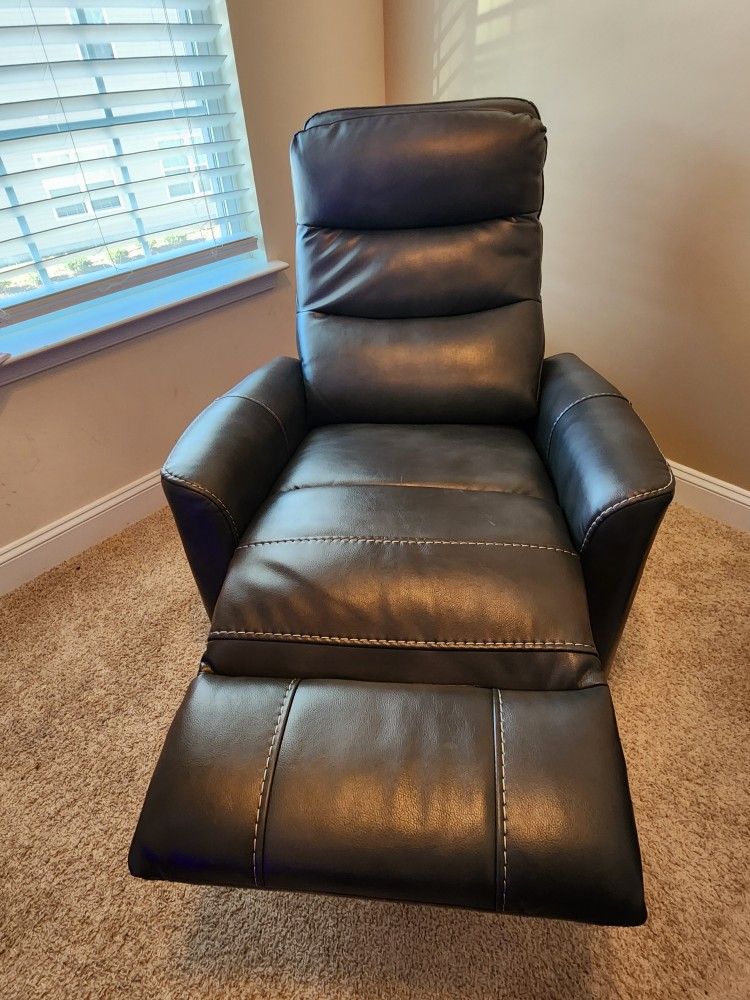 Leather Recliner – Clean & Comfortable (Works Perfect)