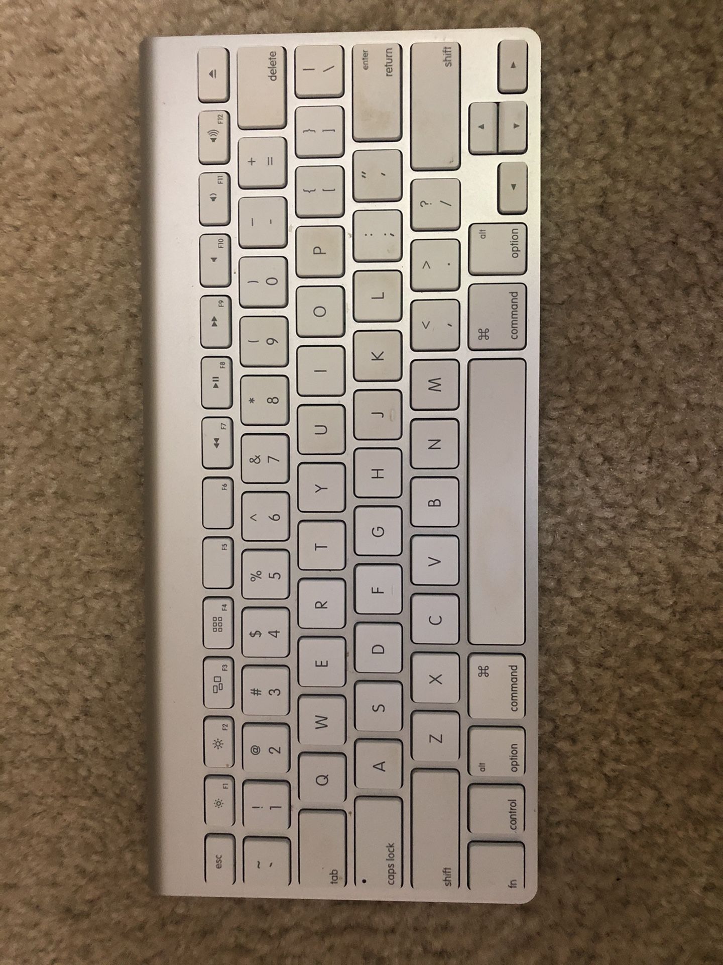 Apple A1314 Wireless Keyboard - Silver (MC184LL/B)
