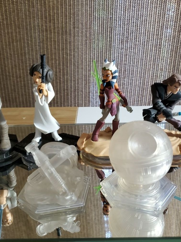 DISNEY INFINITY GAME W/ SIX STAR WARS FIGURE and GAME STAND.