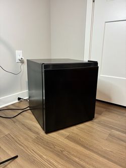 Hisense 1.6 Cu ft Mini Fridge, Black