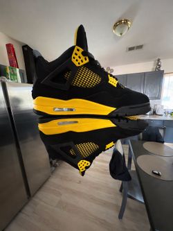 Jordan 4 Yellow Thunders Size 10